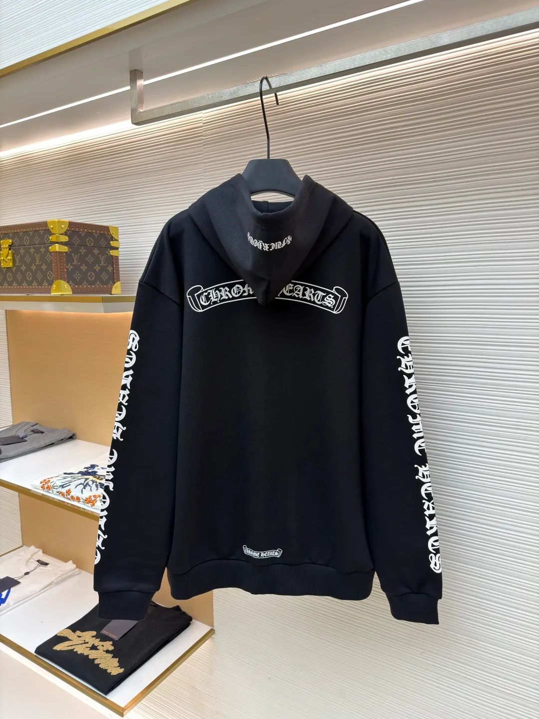 Chrome Hearts Sanskrit Scroll Zipper Jacket ●Item No.: 1681435-A90 ●Material: Thin Velvet Thick Fish Scale Fabric ●Technology: Glue Printing ●Color: Black ●Version: Loose Fit ●Weight: About 775g ●Size: S-M-L ●Description: The fabric is made of 420g Thin Velvet Thick Fish Scale Fabric. The printing is based on the original printing using hand glue, and the finished product is brushed and washed to shape. It has an excellent hand feel. The chain head is made of real antique silver (key points: the zipper puller is sprayed with silver to make it old). The overall alignment is straight and delicate. The fabric is comfortable and soft, and the color is consistent and no color difference. It can be matched with the same style to create a fashionable look and control various occasions. Customized accessories, complete with three standards, the same style for men and women!